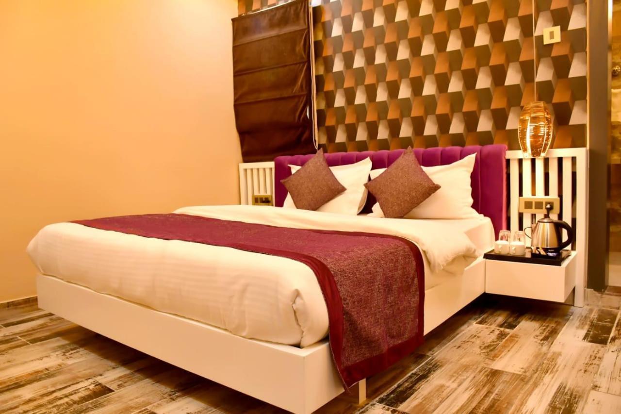 Hotel Mansa Kanpur Ngoại thất bức ảnh