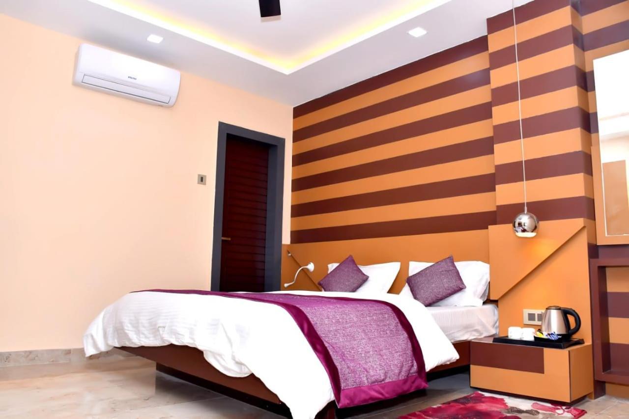 Hotel Mansa Kanpur Ngoại thất bức ảnh