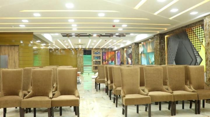 Hotel Mansa Kanpur Ngoại thất bức ảnh